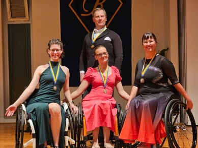 Gruppenbild-Rollstuhltanz-Verkleinert-Jpeg